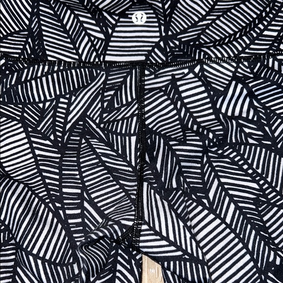 EUC - Lululemon Wunder Under Black and White Athletic Casual Banana Leaf Legging - Picture 4 of 8